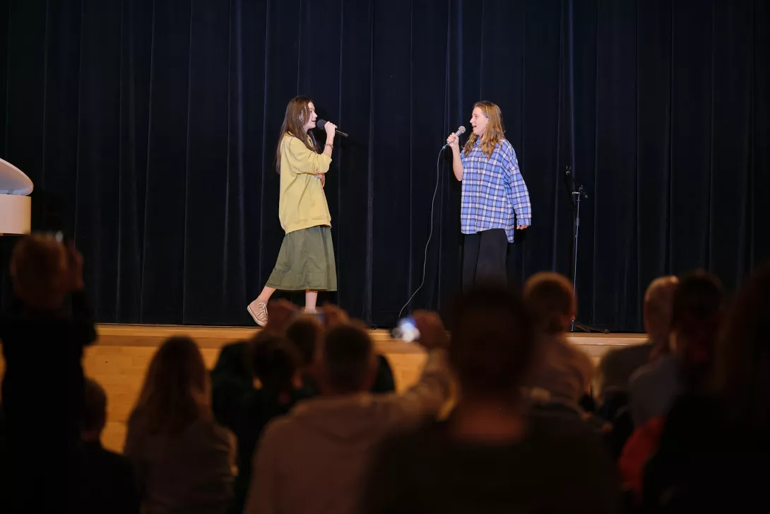 Natalia i Weronika śpiewają piosenkę z filmu Sing 2.