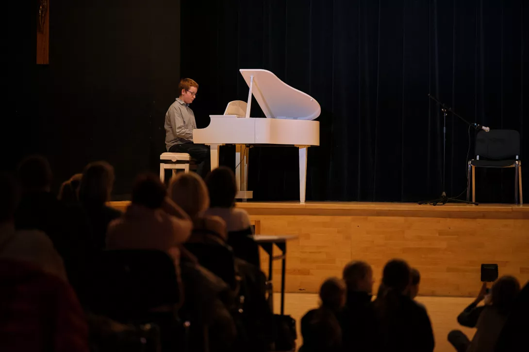 Michał gra na pianinie.