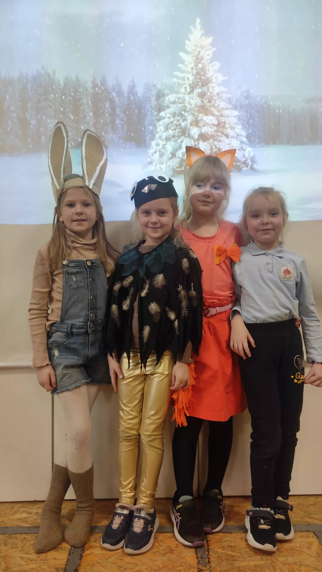 Grupa uczennic z klasy 1a SSP przebranych w samodzielnie przygotowane przez siebie kostiumy teatralne