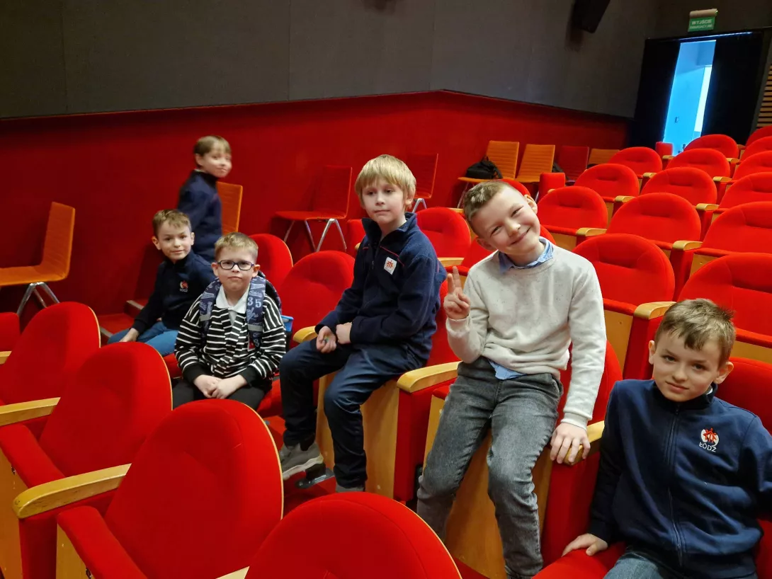 Chłopcy z klasy 2d na widowni Teatru Arlekin 