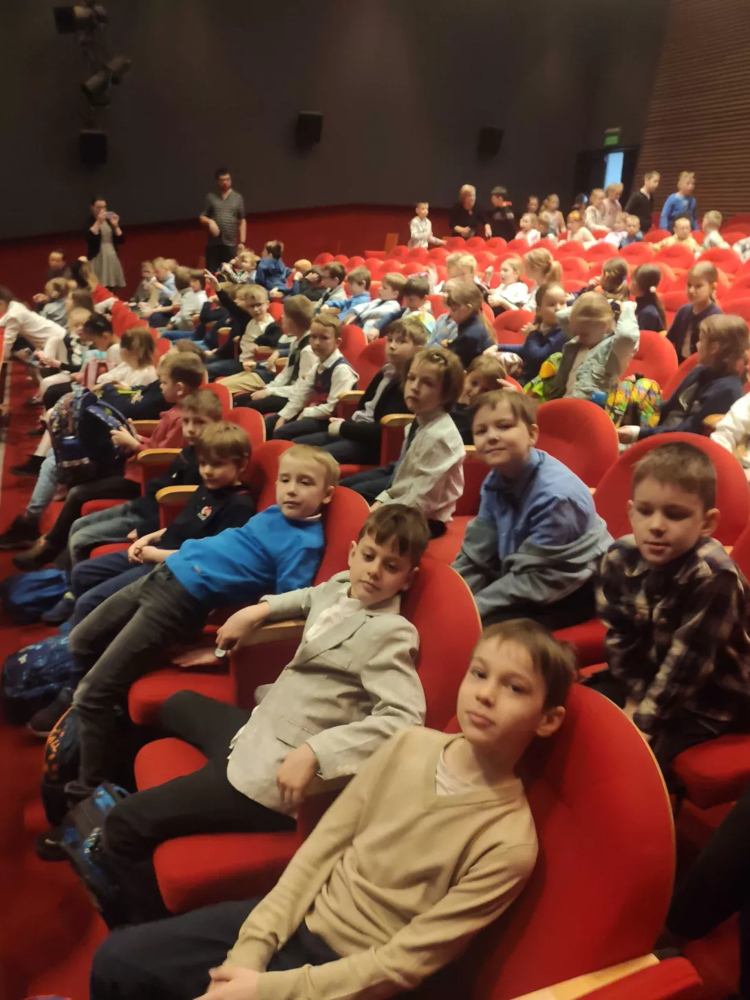 Chłopcy z klasy 1b na widowni Teatru Arlekin 