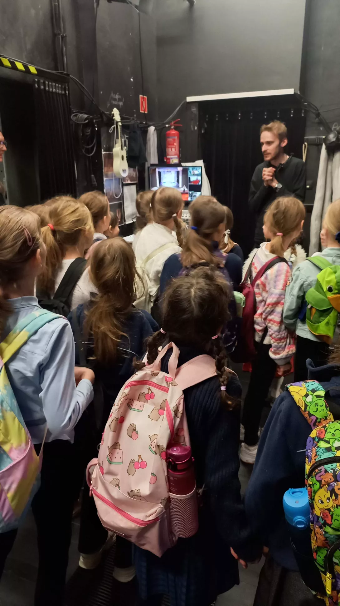 Uczennice klasy 2c podczas zwiedzania kulisów Teatru Arlekin 