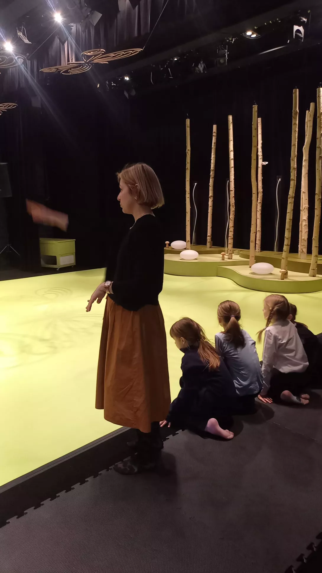 Uczennice klasy 2c podczas zwiedzania kulisów Teatru Arlekin 
