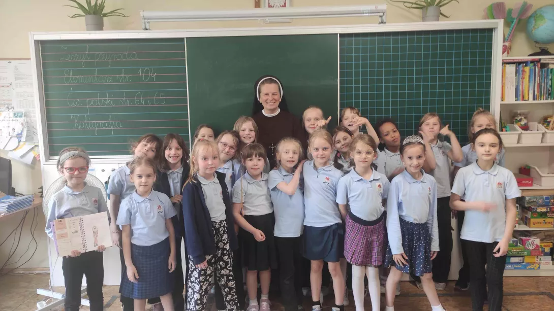 Uczennice klasy 1a SSP wraz z Siostrą Darią
