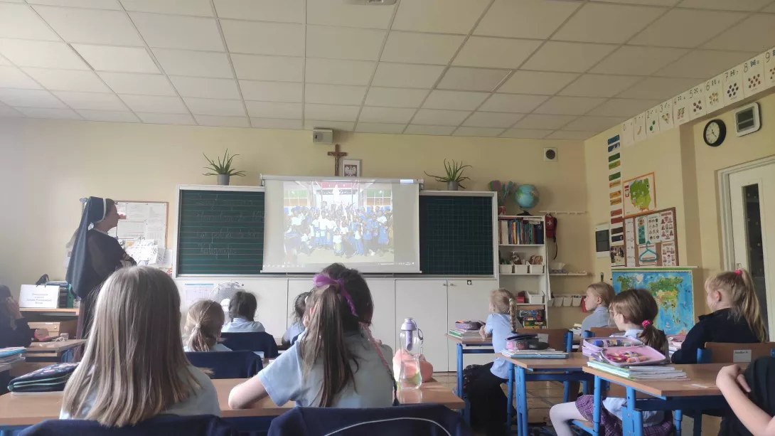 Siostra Daria opowiada o swojej pracy uczennicom klasy 1a SSP