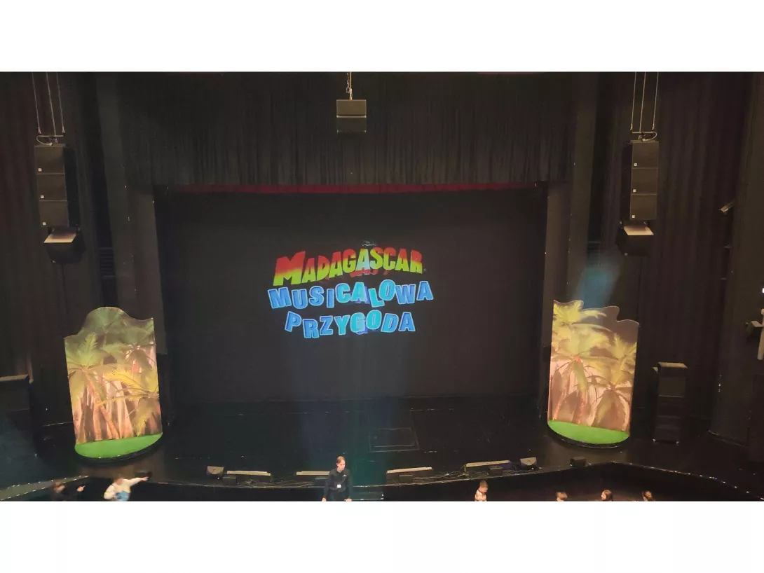 Scena Teatru Muzycznego podczas spektaklu "Madagaskar Musicalowa Przygoda"