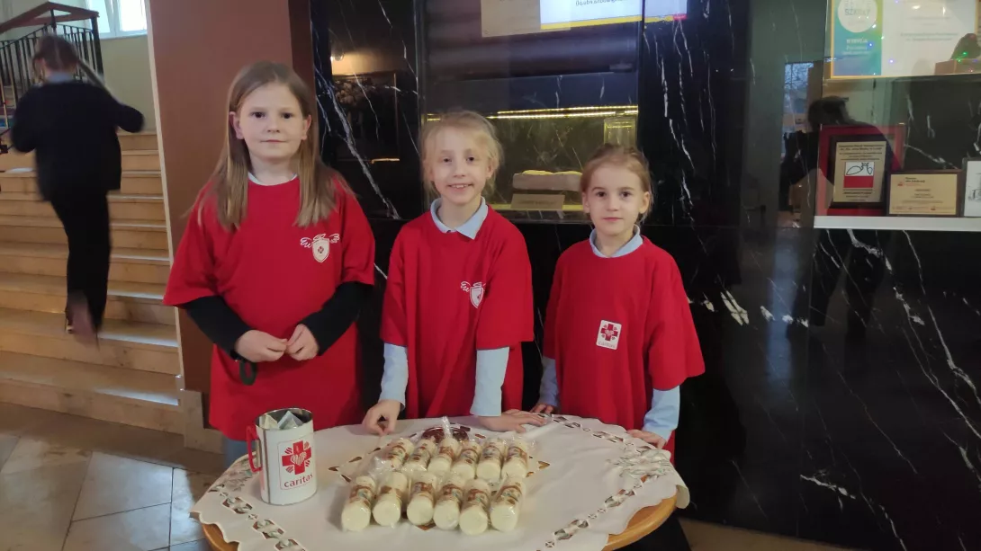 Wolontariuszki SKC sprzedające świece w ramach akcji Wigilijne Dzieło Pomocy Dzieciom Caritas Polska