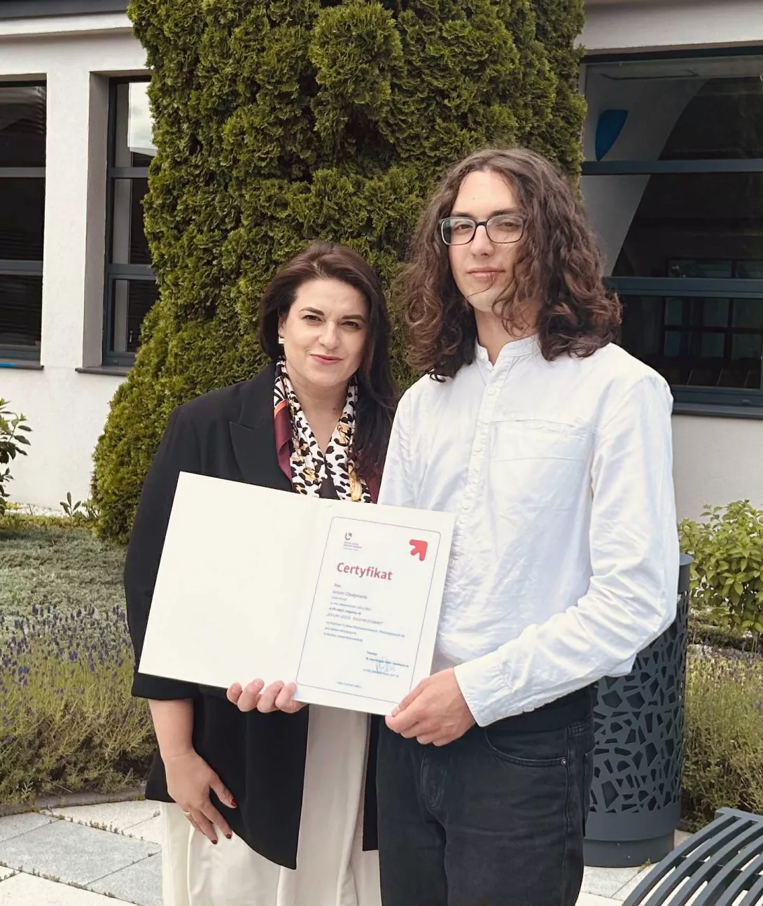 Pani Barbara Jundo Kaliszewska z Antonim Chodynieckim w czasie uroczystego zakończenia programu „Zdolny uczeń – świetny student”