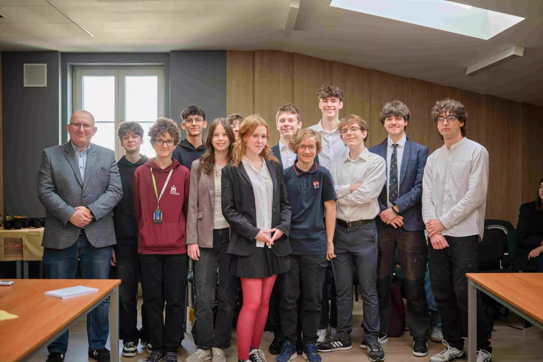 Uczniowie SLO przed debatą