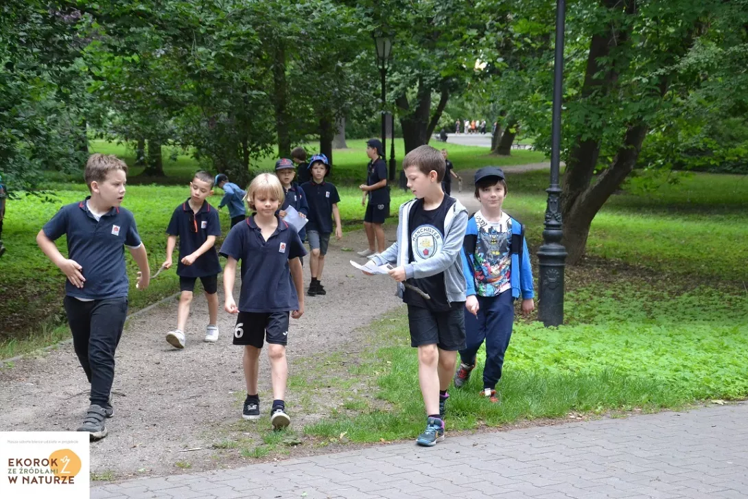 Uczniowie klasy 2B i 2D podczas gry terenowej