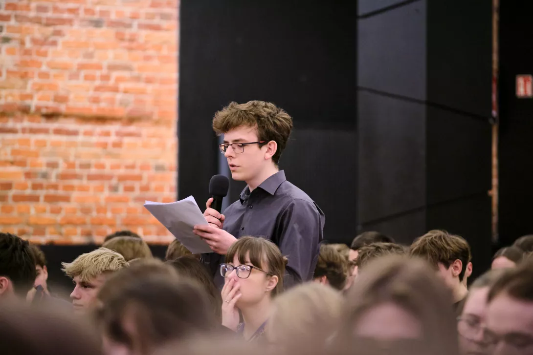 aktor teatru w trakcie występu