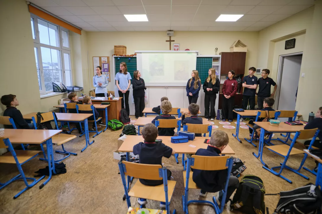 Uczniowie liceum prowadzą lekcję o Ks. Bosko dla szkoły podstawowej. (fot. Amelia Szymańska)