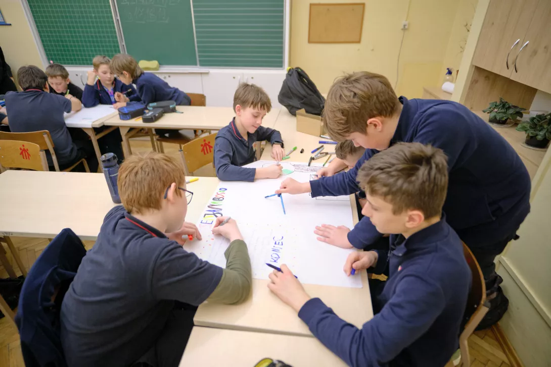 Uczniowie szkoły podstawowej pracują nad plakatem o Ks. Bosko, podczas lekcji prowadzonej przez liceum. (fot. Amelia Szymańska)