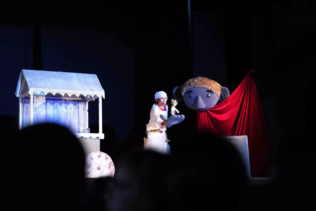 Uczniowie klas wczesnoszkolnych oglądają spektakl „Fintikluszki„.