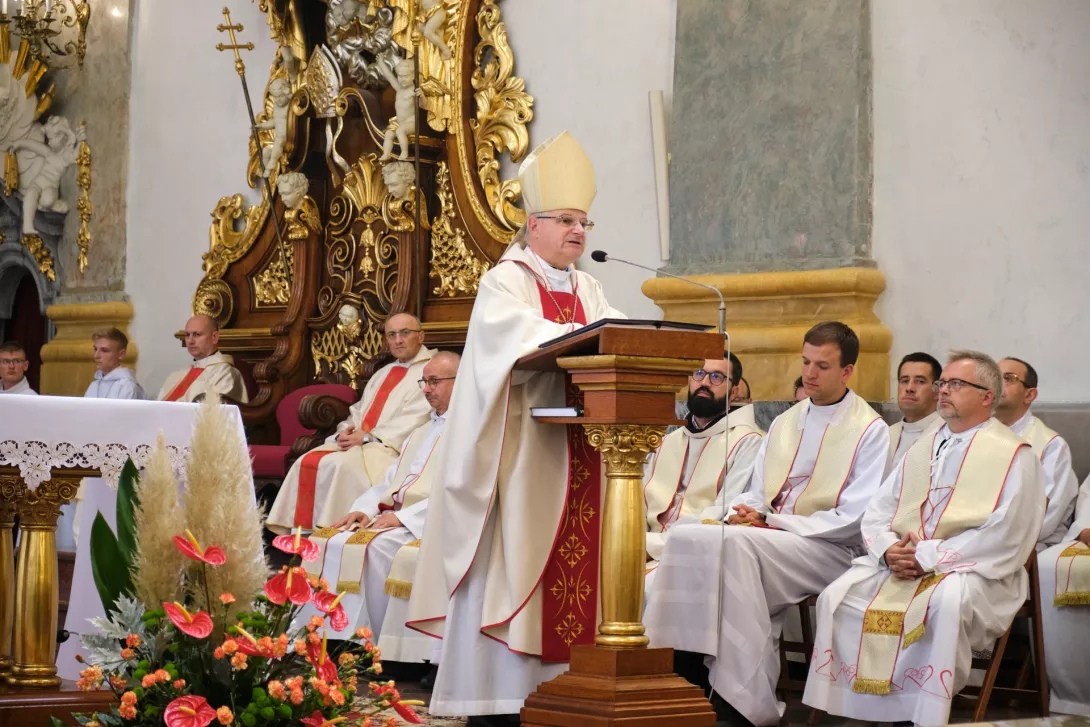 Eucharystii przewodniczy i homilię głosi ks. bp Marek Mendyk, asystent Rady Szkół Katolickich. (fot. Agnieszka Guminiak)