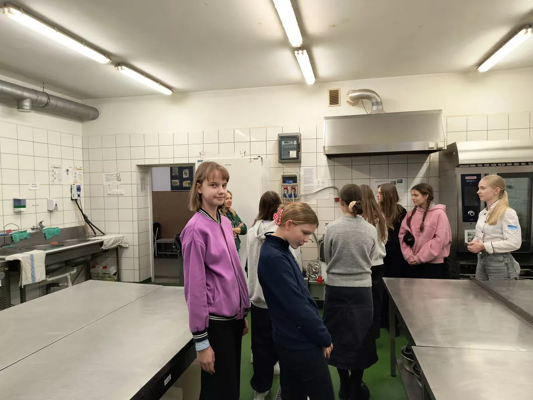 Dziewczęta 7a w pracowni zawodowej w Technikum Gastronomicznym w Łodzi