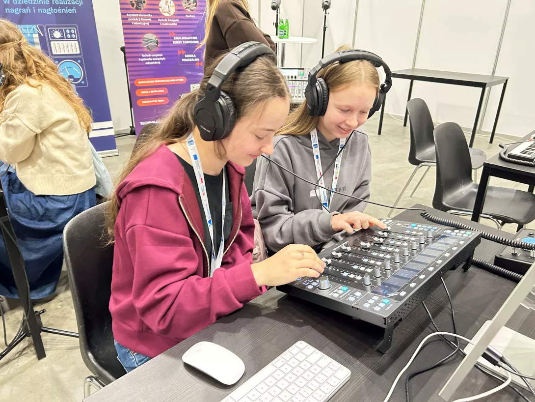 Uczennice w czasie warsztatów dźwiękowych