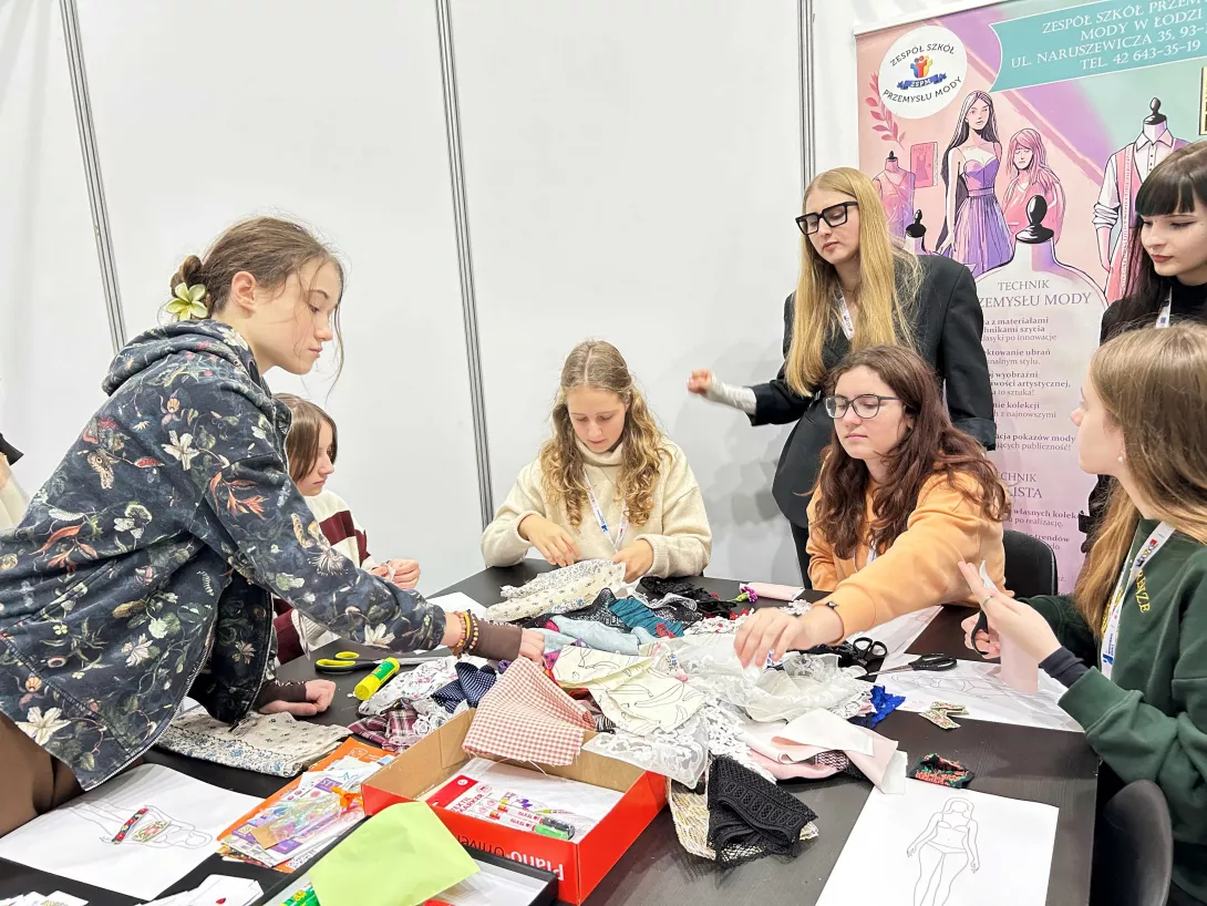 Uczennice w czasie warsztatów tkackich