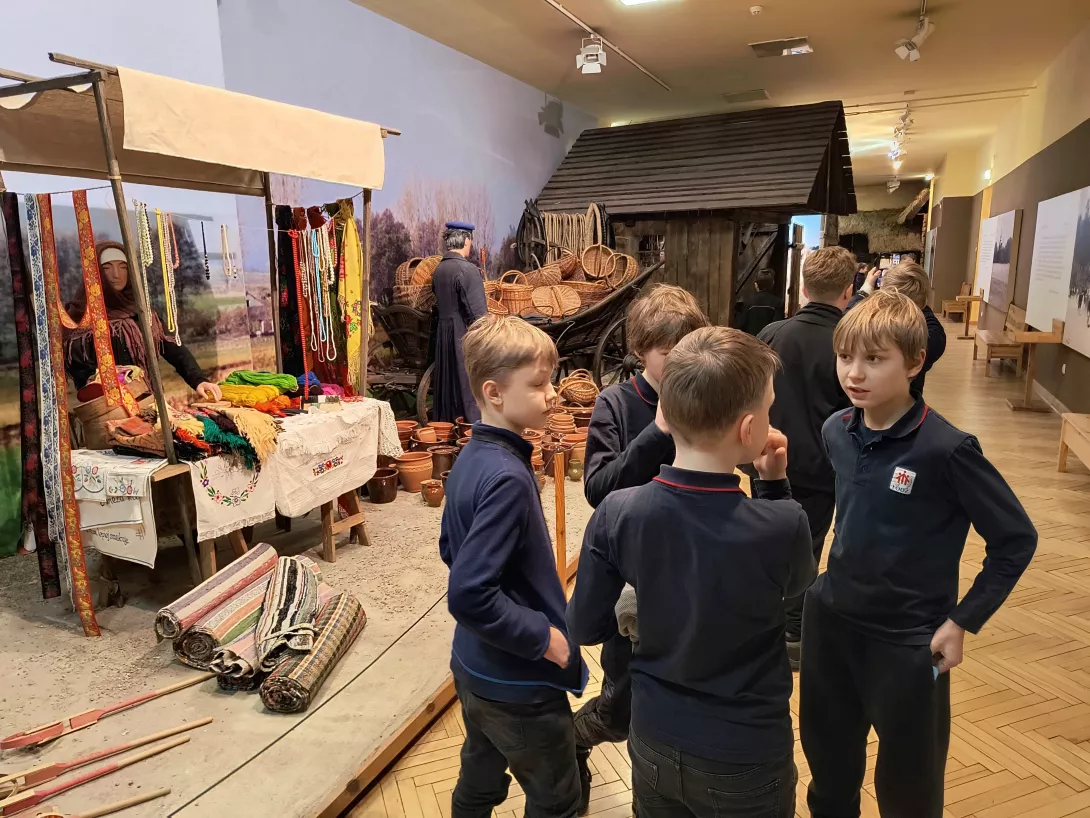 Chłopcy z 4b w Muzeum Archeologicznym i Etnograficznym