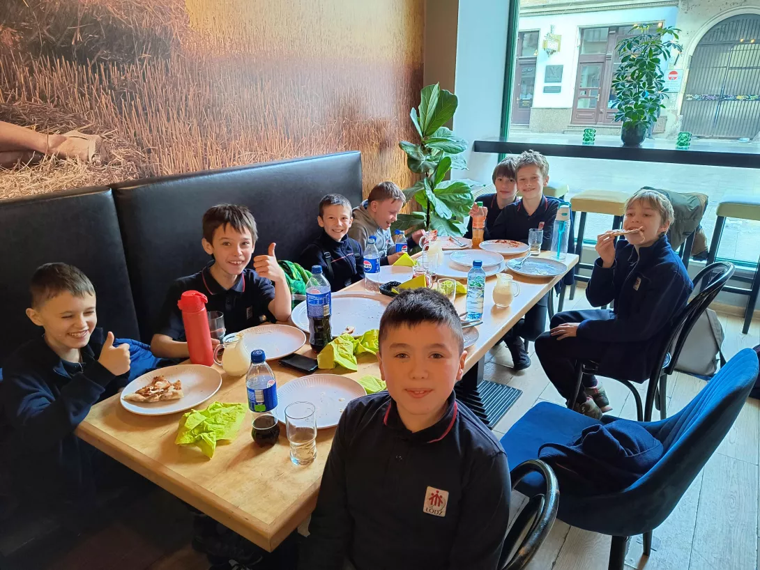 Chłopcy z 4b na obiedzie w pizzerii po lekcji muzealnej