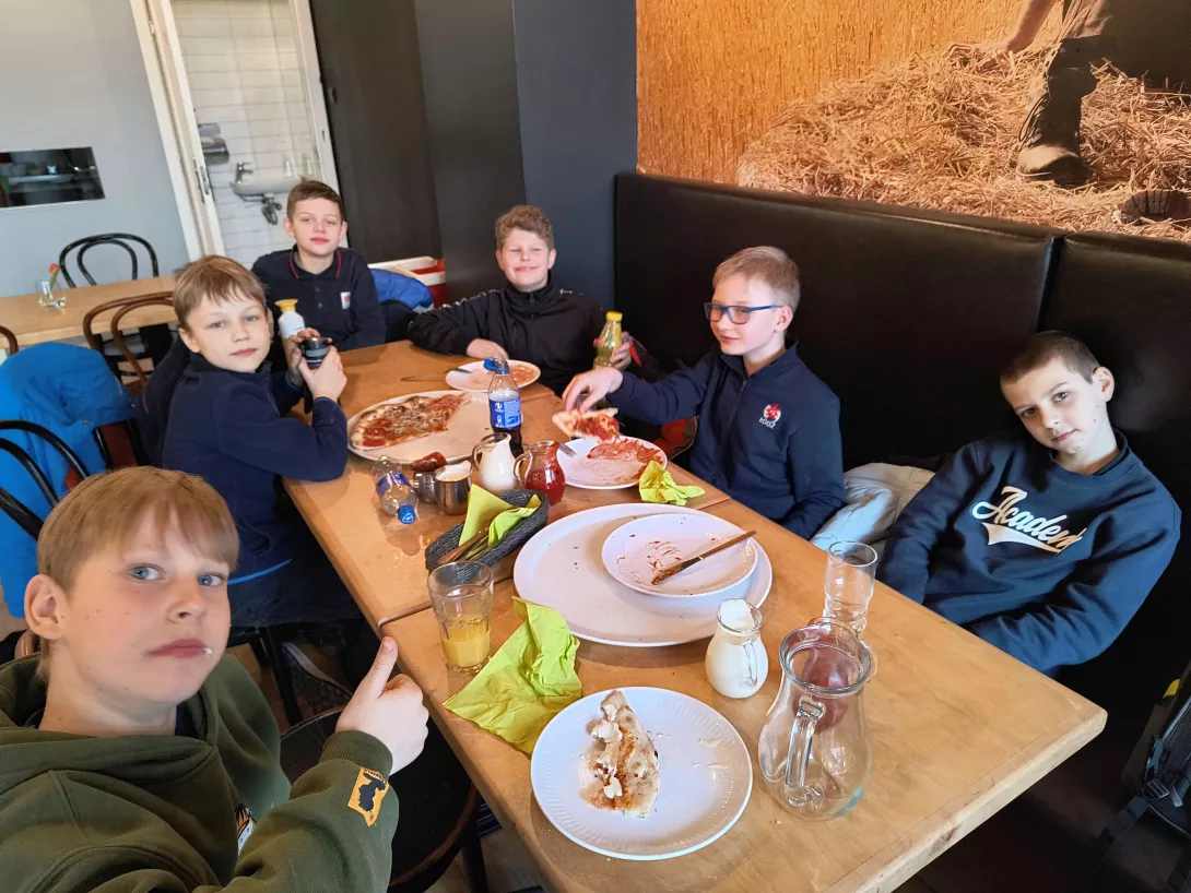 Chłopcy z 4b na obiedzie w pizzerii po lekcji muzealnej