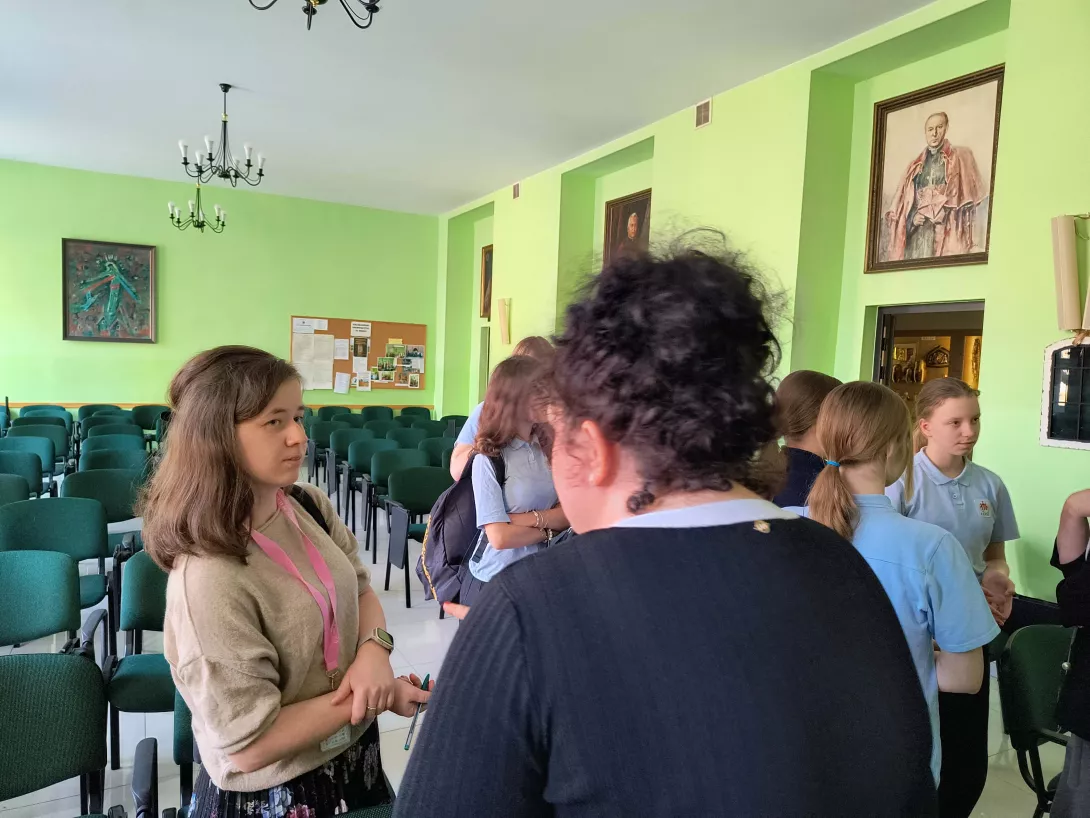 Spotkanie klas siódmych z przedstawicielami wymiaru sprawiedliwości: sędzią, prokuratorem i adwokatem w auli Jana Pawła II