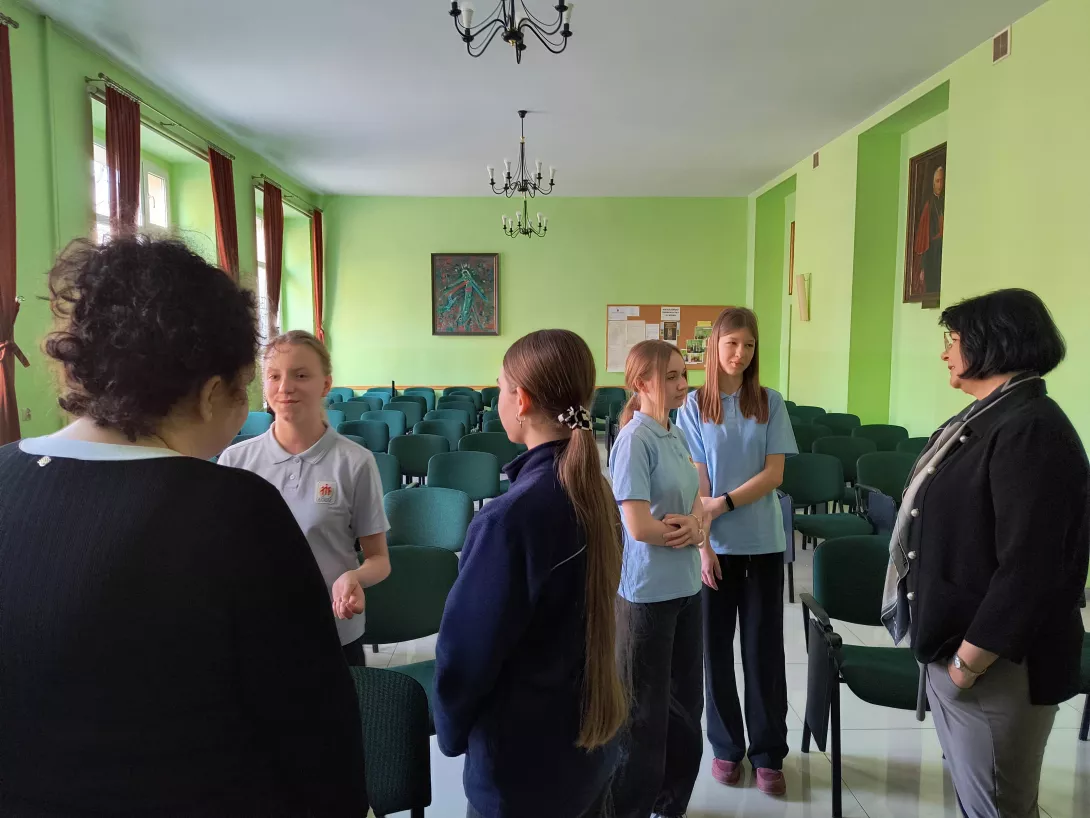 Spotkanie klas siódmych z przedstawicielami wymiaru sprawiedliwości: sędzią, prokuratorem i adwokatem w auli Jana Pawła II