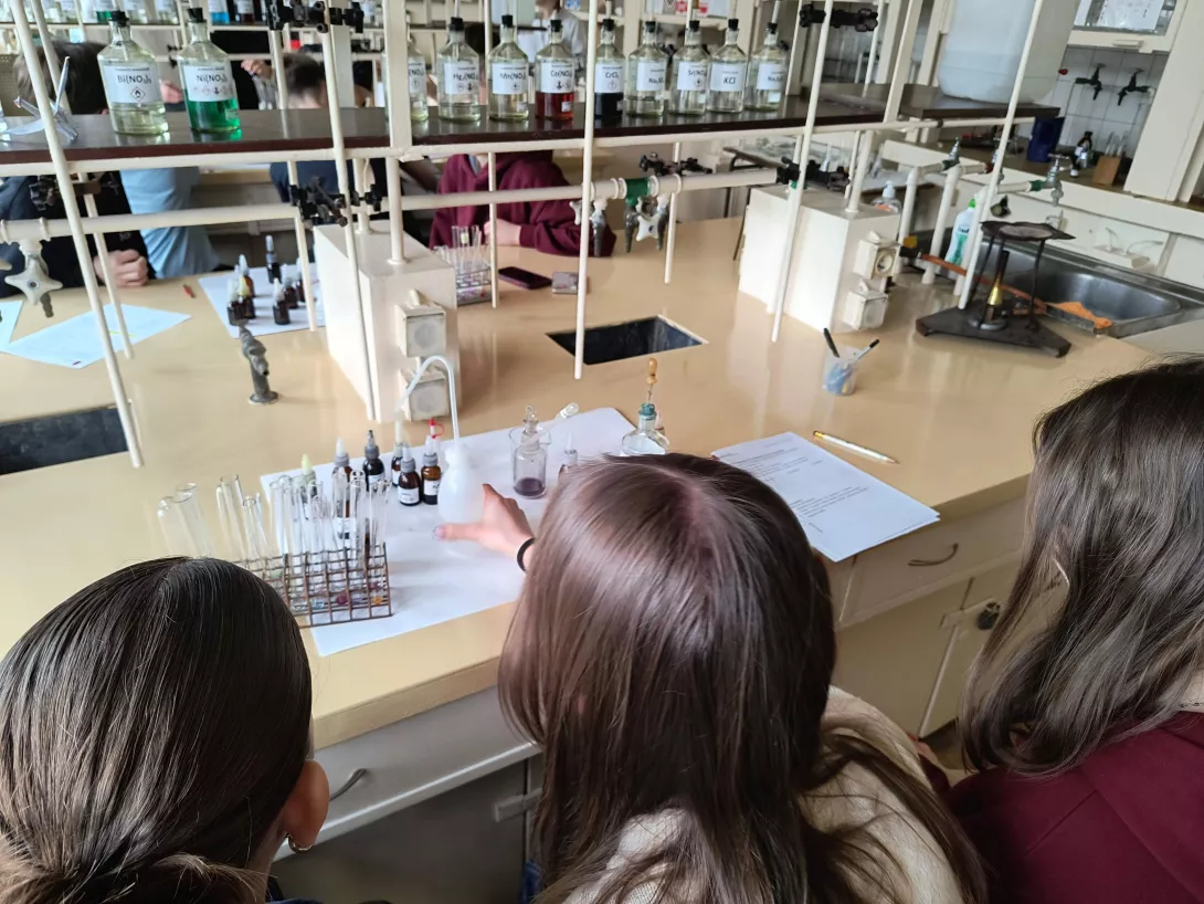 Uczniowie klas pierwszych SLO na Drzwiach Otwartych Politechniki Łódzkiej uczestniczący w warsztatch pt. Chemia na wyciągniecie ręki w 80 minut na Wydziale Biotechnologii i Nauk o Żwyności