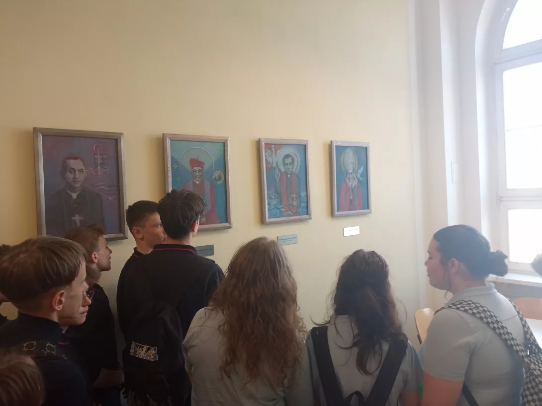 uczniowie SSP podczas oglądania wystawy