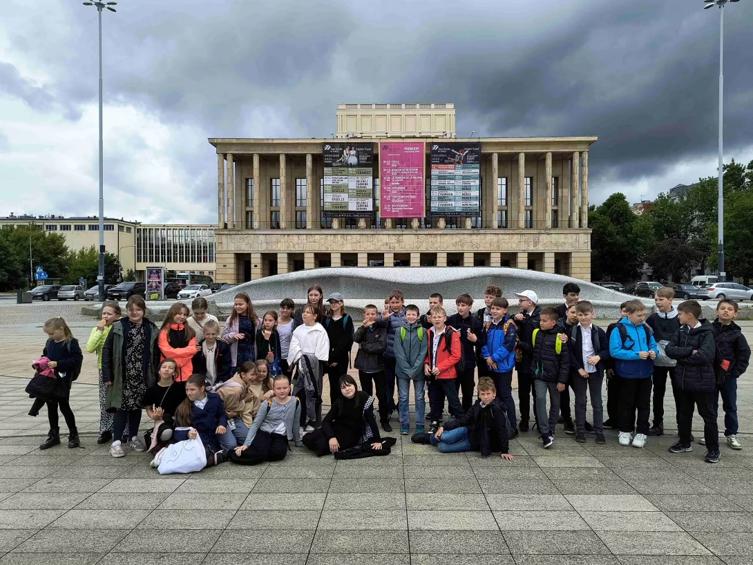 Zdjęcie grupowe klas czwartych przed Teatrem Wielkim