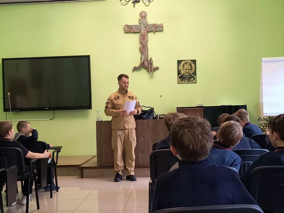 Spotkanie klas 4b i 5b ze strażakiem w auli Jana Pawła II (foto Marcin Paździor)