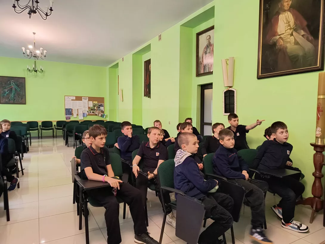 Spotkanie klas 4b i 5b ze strażakiem w auli Jana Pawła II (foto Marcin Paździor)