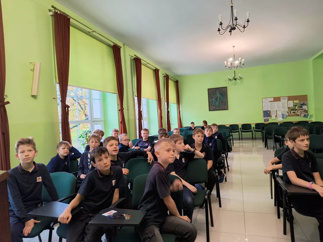 Spotkanie klas 4b i 5b ze strażakiem w auli Jana Pawła II (foto Marcin Paździor)