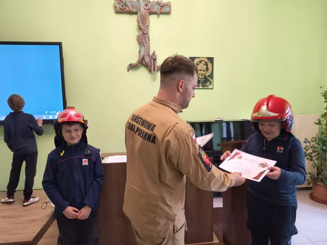 Spotkanie klas 4b i 5b ze strażakiem w auli Jana Pawła II (foto Marcin Paździor)