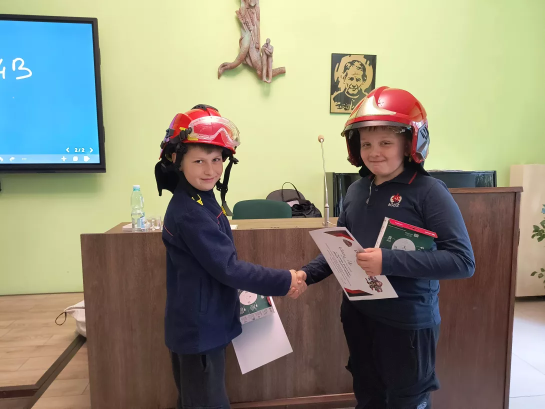 Spotkanie klas 4b i 5b ze strażakiem w auli Jana Pawła II (foto Marcin Paździor)