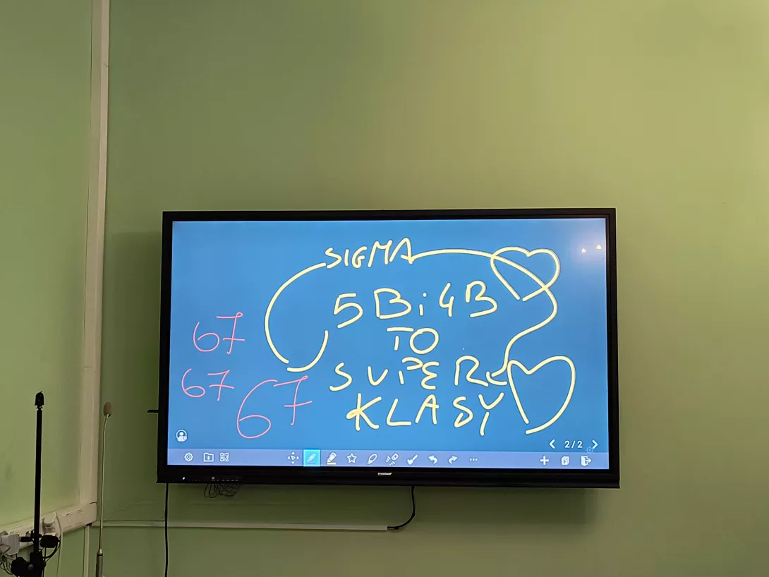 Spotkanie klas 4b i 5b ze strażakiem w auli Jana Pawła II (foto Marcin Paździor)