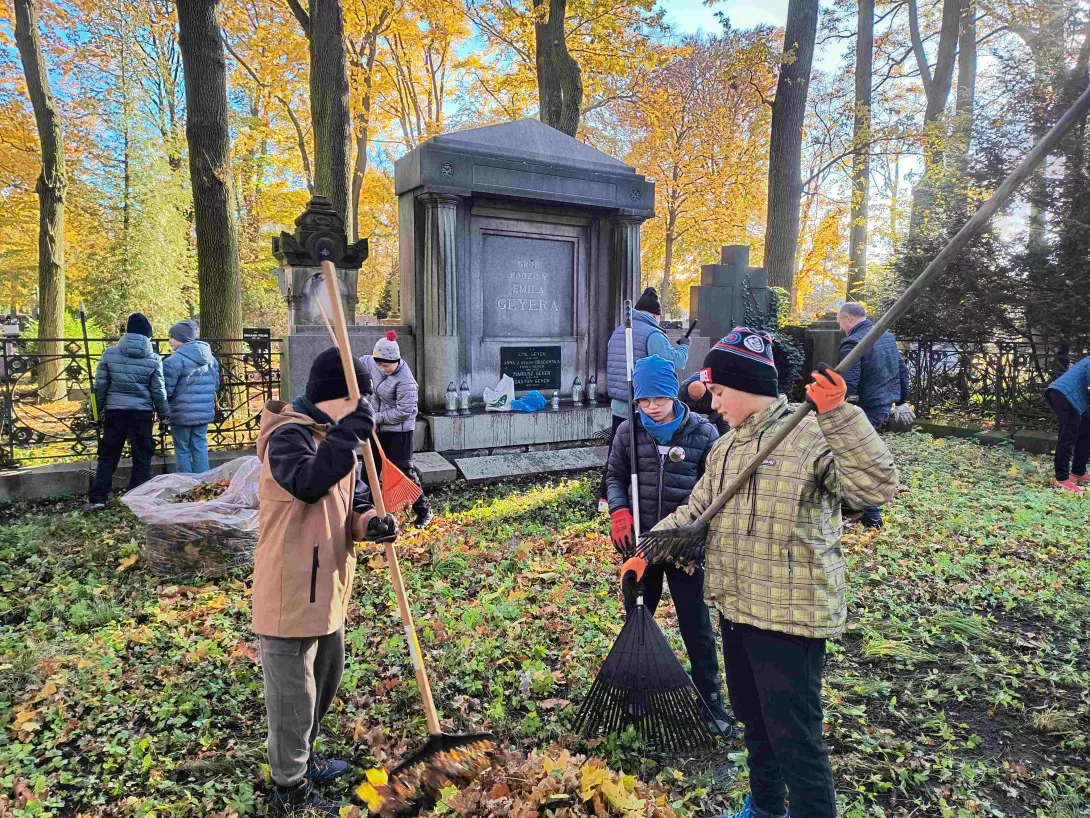 Porządkowanie Starego Cmentarza 2025 (foto Marcin Paździor