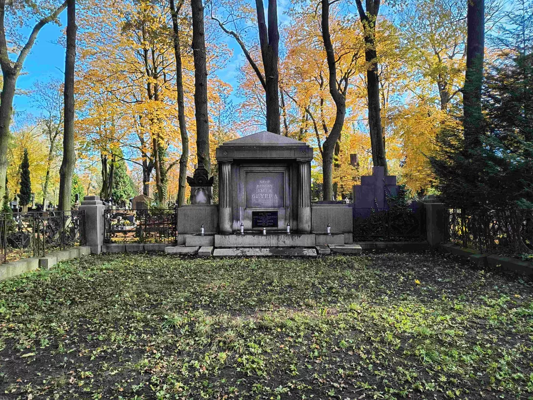 Porządkowanie Starego Cmentarza 2025 (foto Marcin Paździor