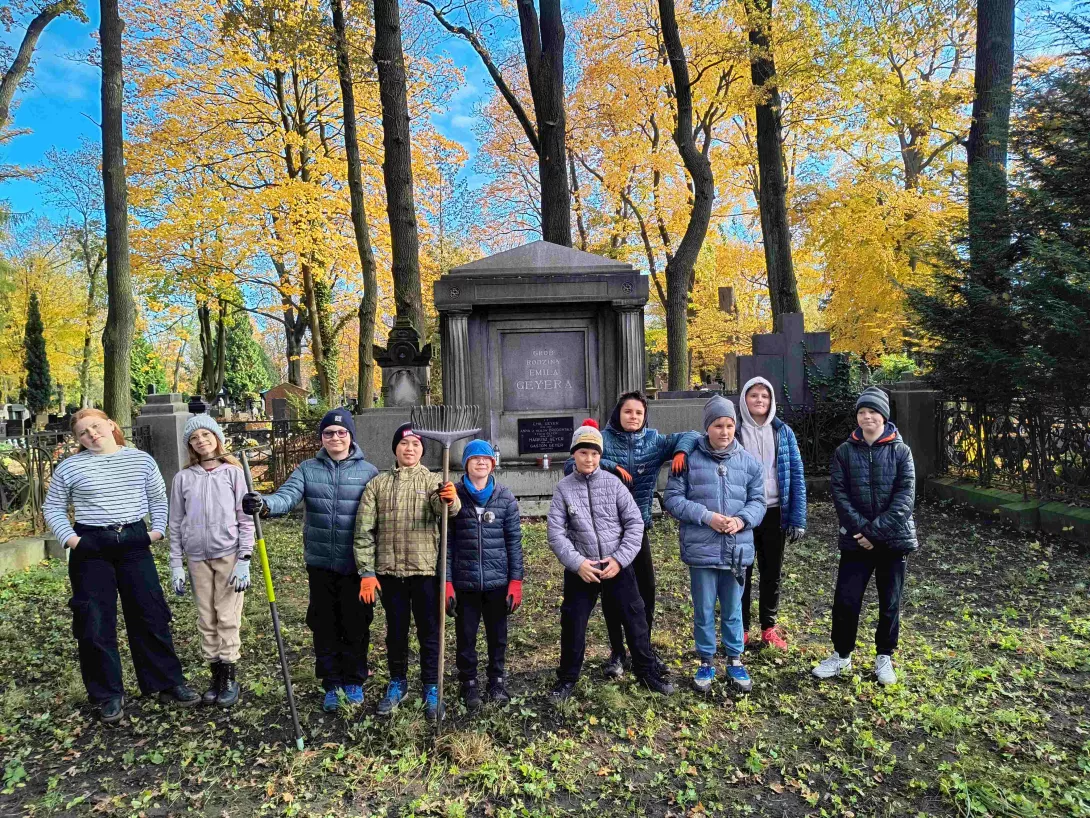 Porządkowanie Starego Cmentarza 2025 (foto Marcin Paździor