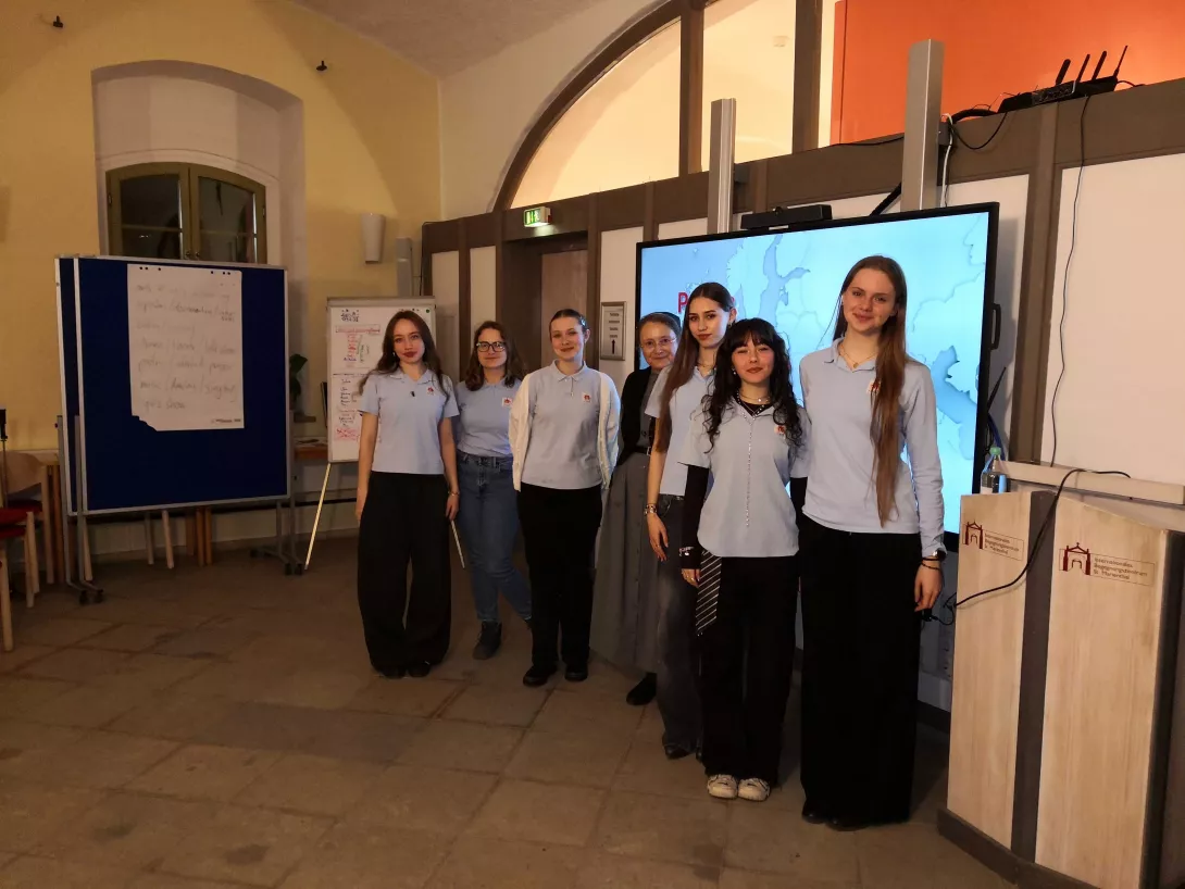 Siostra Agnieszka i dziewczęta z salezjańskiego liceum w czasie Międzynarodowego seminarium w St. Marienthal.