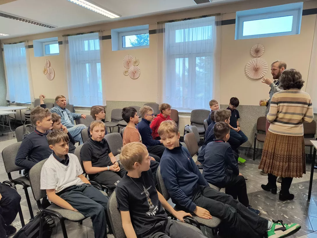 Wizyta uczniów 5b w pasiece Boży Dar, pogadanka o pszczelarstwie