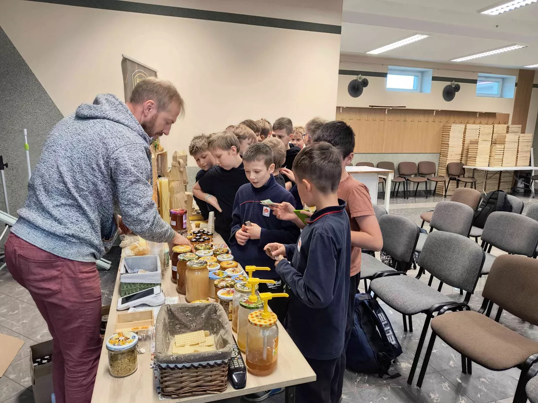 Wizyta uczniów 5b w pasiece Boży Dar