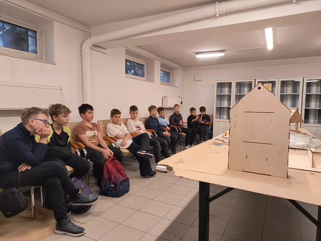 Wizyta uczniów 5b w pasiece Boży Dar, warsztaty techniczne