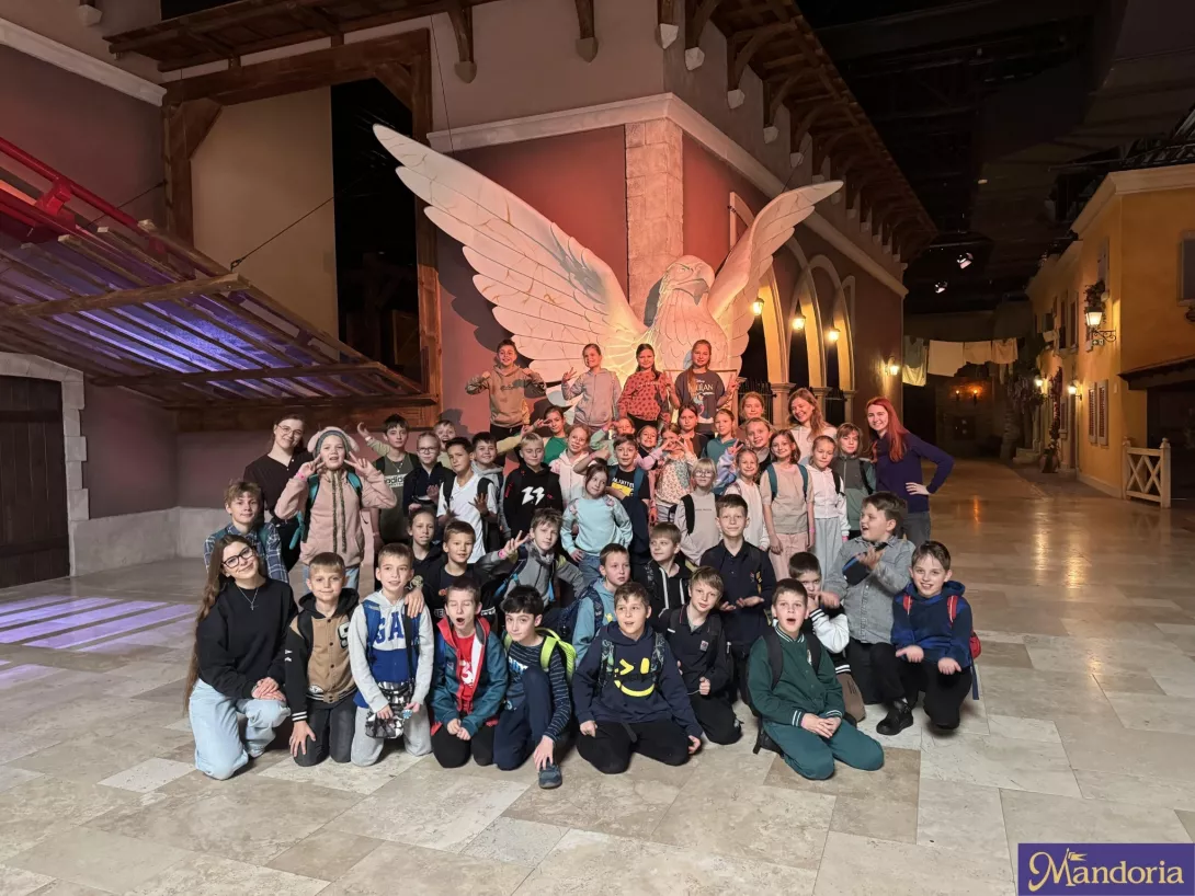 Uczniowie klas 4B i 4C wraz z opiekunami zrobili pamiątkowe zdjęcie