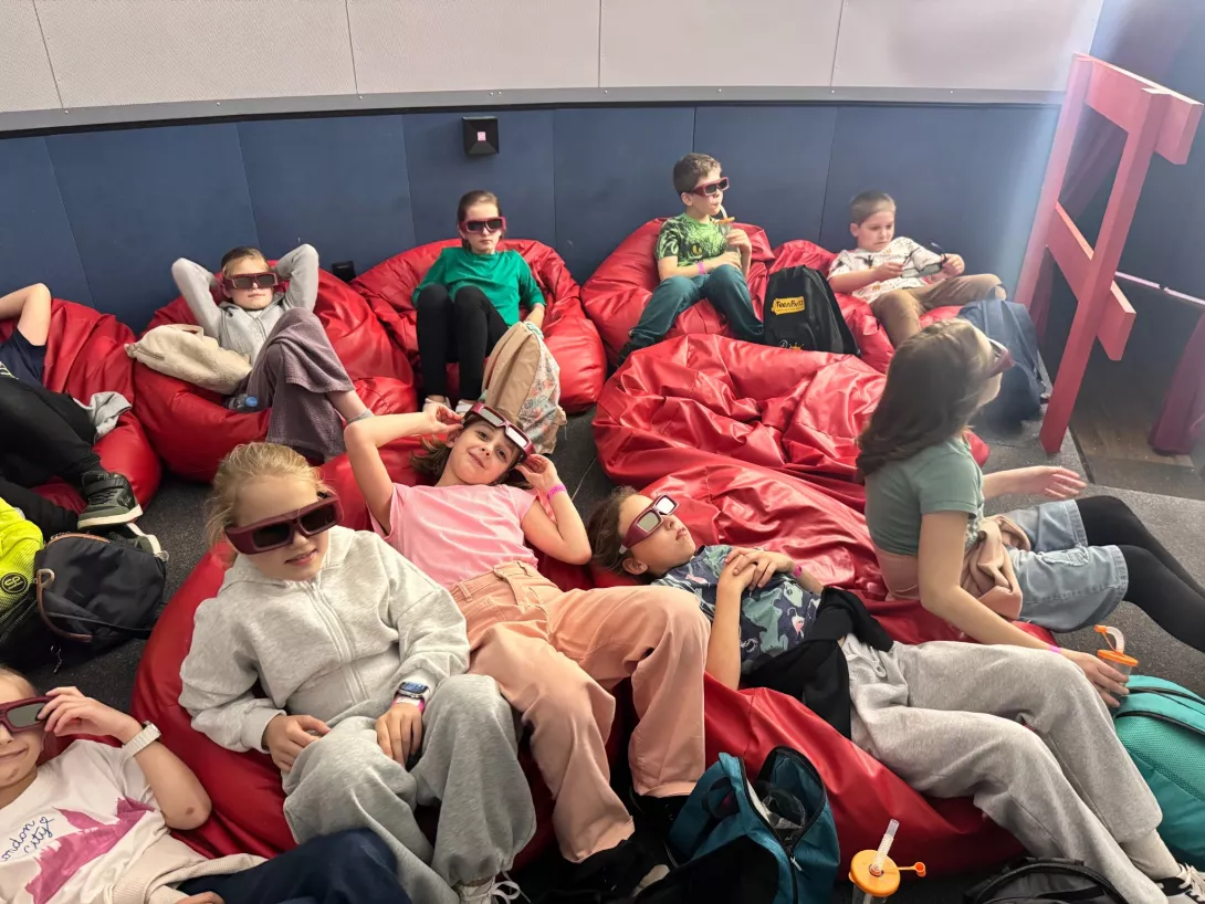 Seans edukacyjny w kinie sferycznym