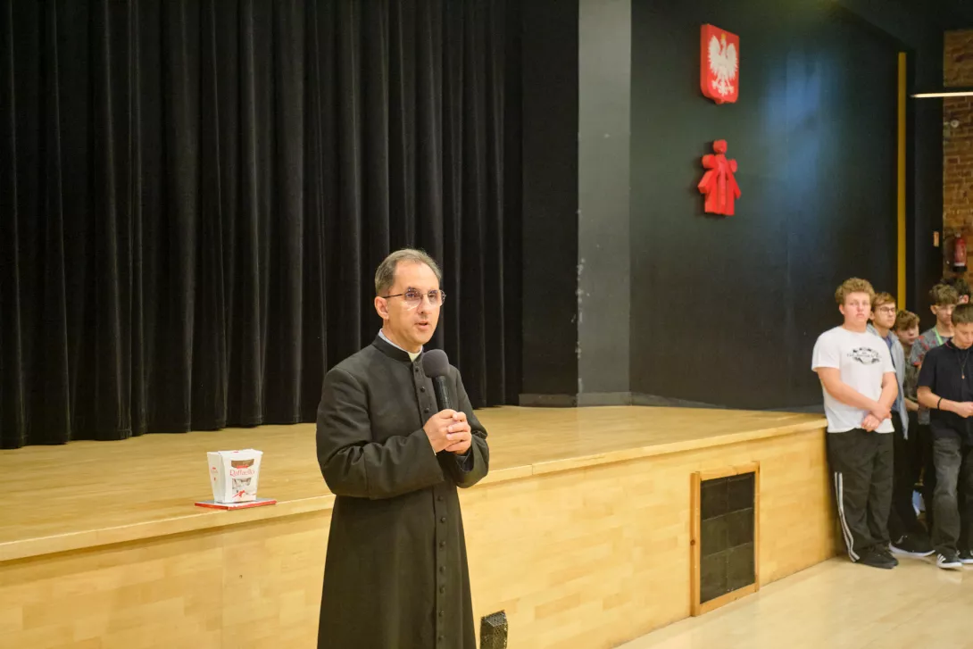 Ks. Dyrektor dziękuje za życzenia. (fot. Amelia Szymańska)