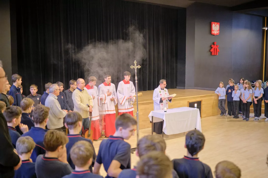 Ks. Dyrektor w asyście ministrantów prowadzi szkolną kolędę podczas Słówka w SSP (fot. Bartosz Żak)