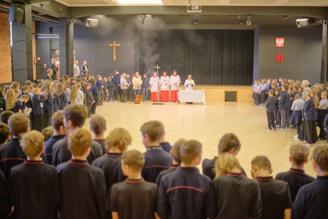 Ks. Dyrektor w asyście ministrantów prowadzi szkolną kolędę podczas Słówka w SSP (fot. Bartosz Żak)