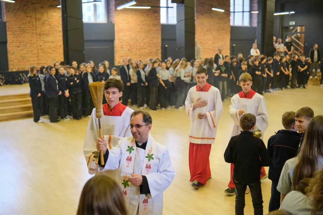 Ks. Dyrektor kropi uczniów wodą święconą (fot. Bartosz Żak)