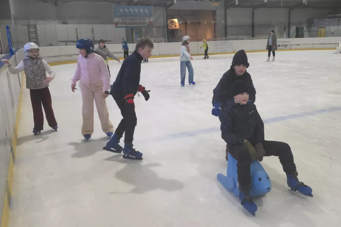Międzyklasowe wyjście na ślizgawkę klas piątych